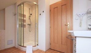 Suite Confort, 3 habitaciones, vista a la ciudad | Baño | Regadera, amenidades de baño gratuitas, secadora de cabello, toallas 