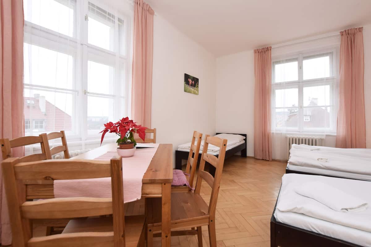 Suite clásica, 2 habitaciones, bañera, vistas a la ciudad | 1 dormitorio, cortinas opacas, tabla de planchar con plancha