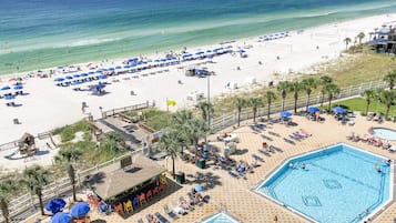 Een binnenzwembad, parasols voor strand/zwembad