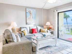Condo Deluxe (1.5 Bathrooms) | Área de sala de estar | Smart TV de 45 pulgadas con canales por cable, televisión y Netflix