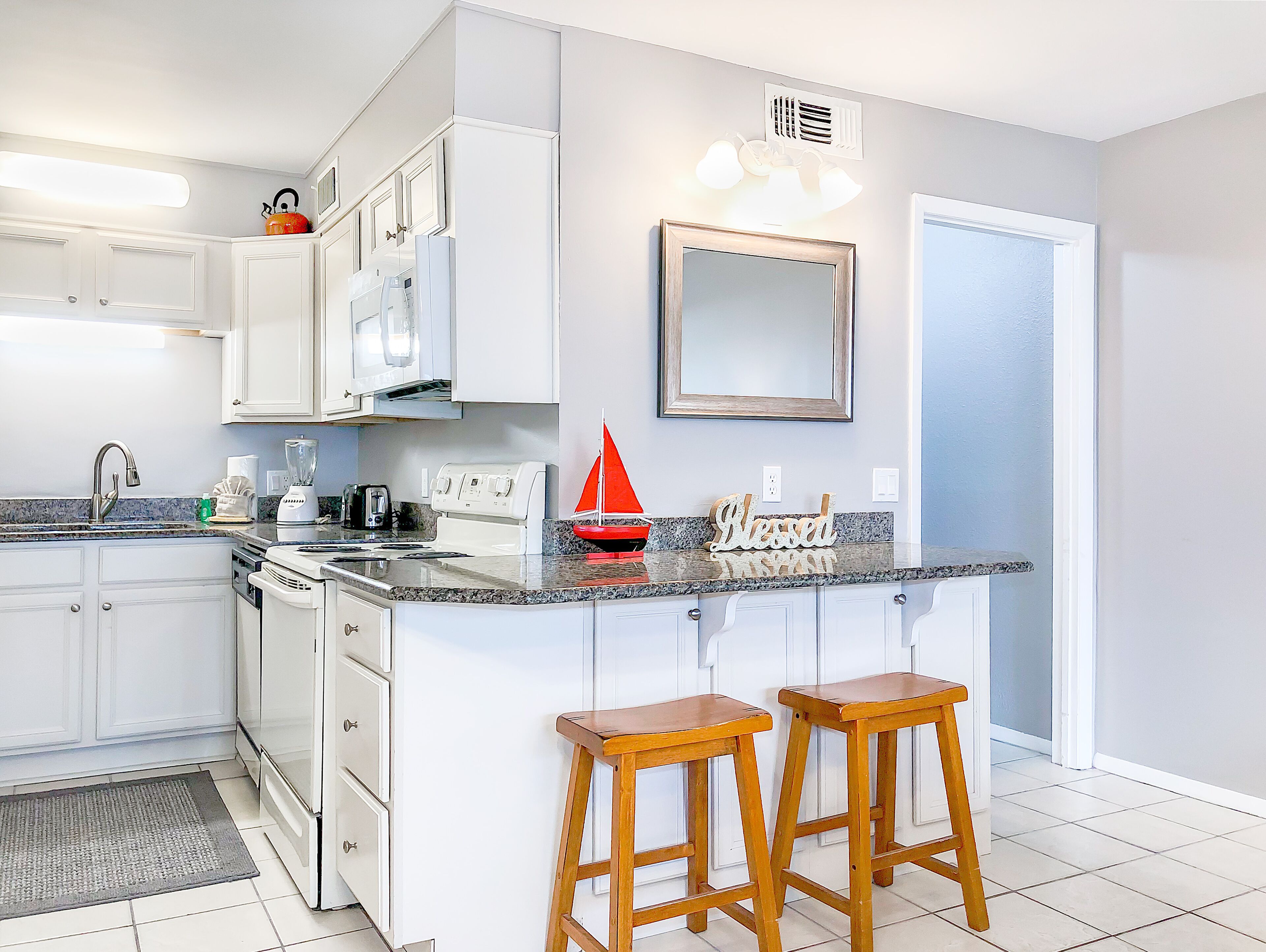 Deluxe Condo (1.5 Bathrooms) | Private kitchen | Fridge, microwave, oven, stovetop