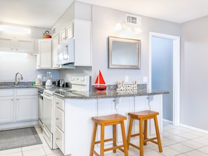 Deluxe Condo (1.5 Bathrooms) | Private kitchen