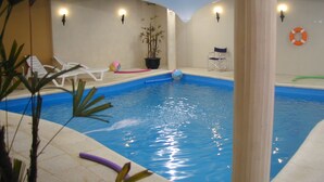Indoor pool - Howard Johnson by Wyndham San Pedro (San Pedro)