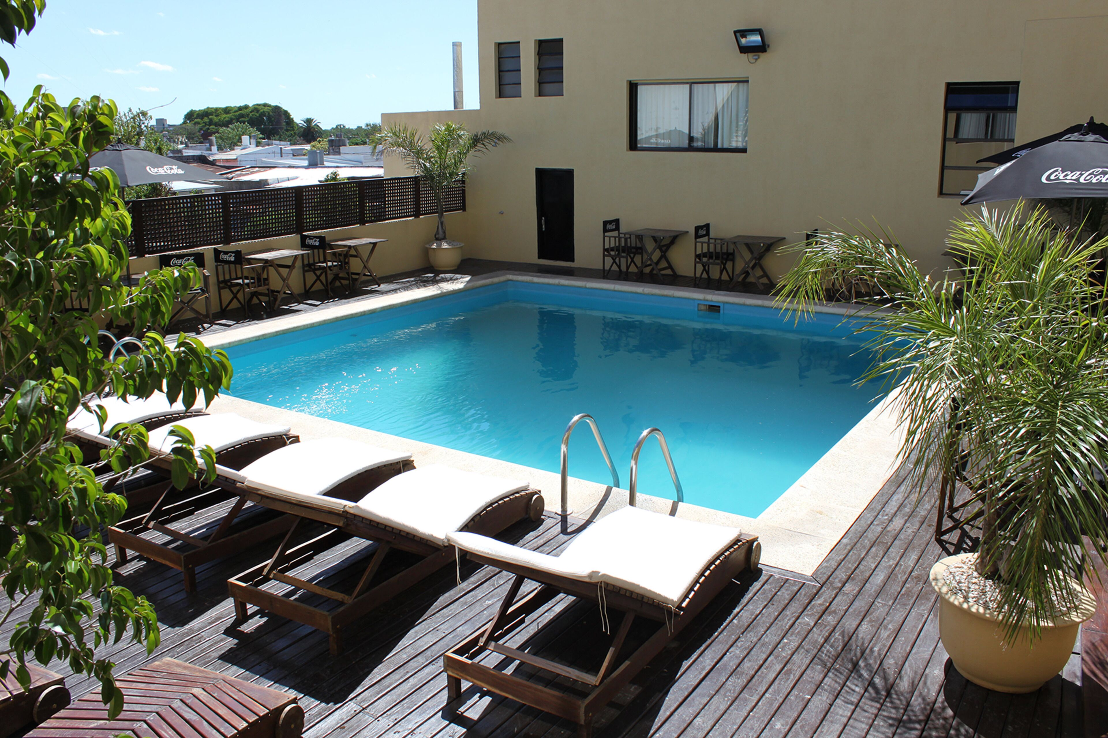 Una piscina techada, una piscina al aire libre