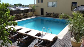 Una piscina techada, una piscina al aire libre