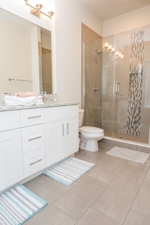 Luxe resortwoning, 3 slaapkamers | Badkamer met douche
