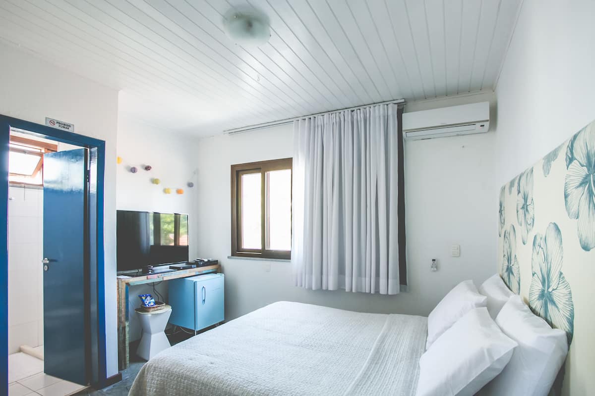 1 chambre, lit avec matelas Ă plateau-coussin, minibar, coffre-fort