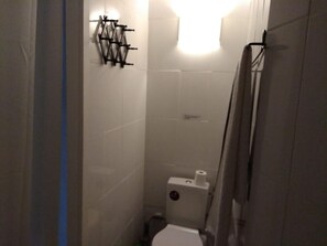 Shower, hair dryer, towels - Chambres Les Soyeuses (Lyon)