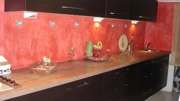 Full-size fridge, microwave, oven, stovetop