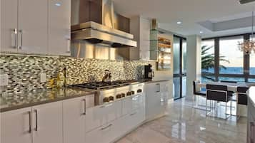 Executive House, 4 Bedrooms | Private kitchen