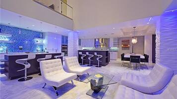 Executive House, 4 Bedrooms | Living area