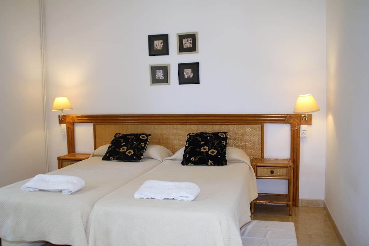 Tabla de planchar con plancha, wifi gratis y ropa de cama 