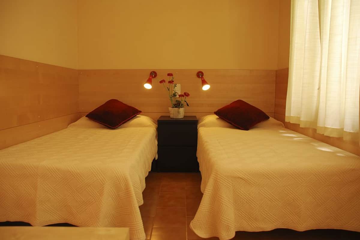 Tabla de planchar con plancha, wifi gratis y ropa de cama 