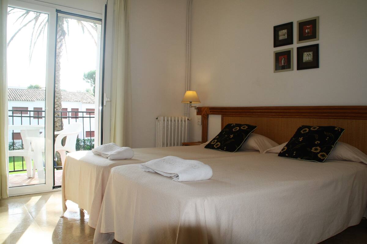 Tabla de planchar con plancha, wifi gratis y ropa de cama 