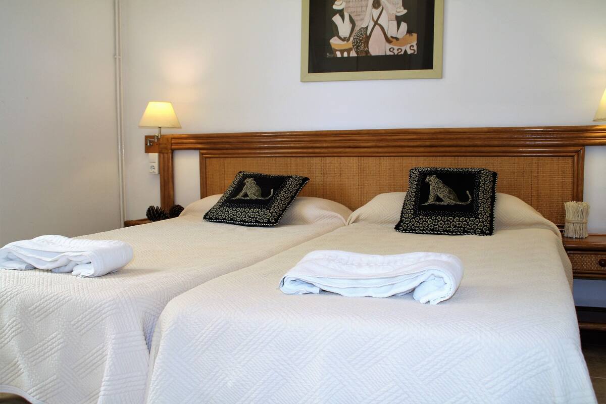Tabla de planchar con plancha, wifi gratis y ropa de cama 