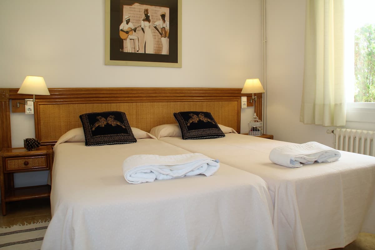 Tabla de planchar con plancha, wifi gratis y ropa de cama 