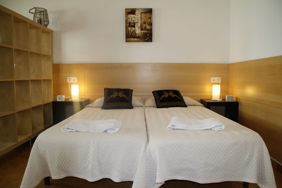 Tabla de planchar con plancha, wifi gratis y ropa de cama 