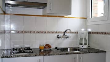 Apartment, 1 Bedroom, Ground Floor (Canada 5) | Private kitchen | Fridge, microwave, stovetop, cookware/dishes/utensils