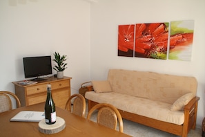 Apartment, 2 Bedrooms, Ground Floor (Ocean 7) | Living room | Flat-screen TV