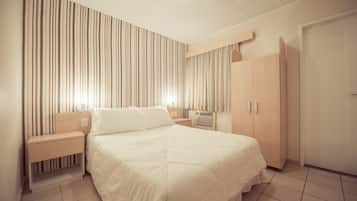Quarto casal superior | Escrivaninha, cortinas blackout, ferros/tábuas de passar roupa