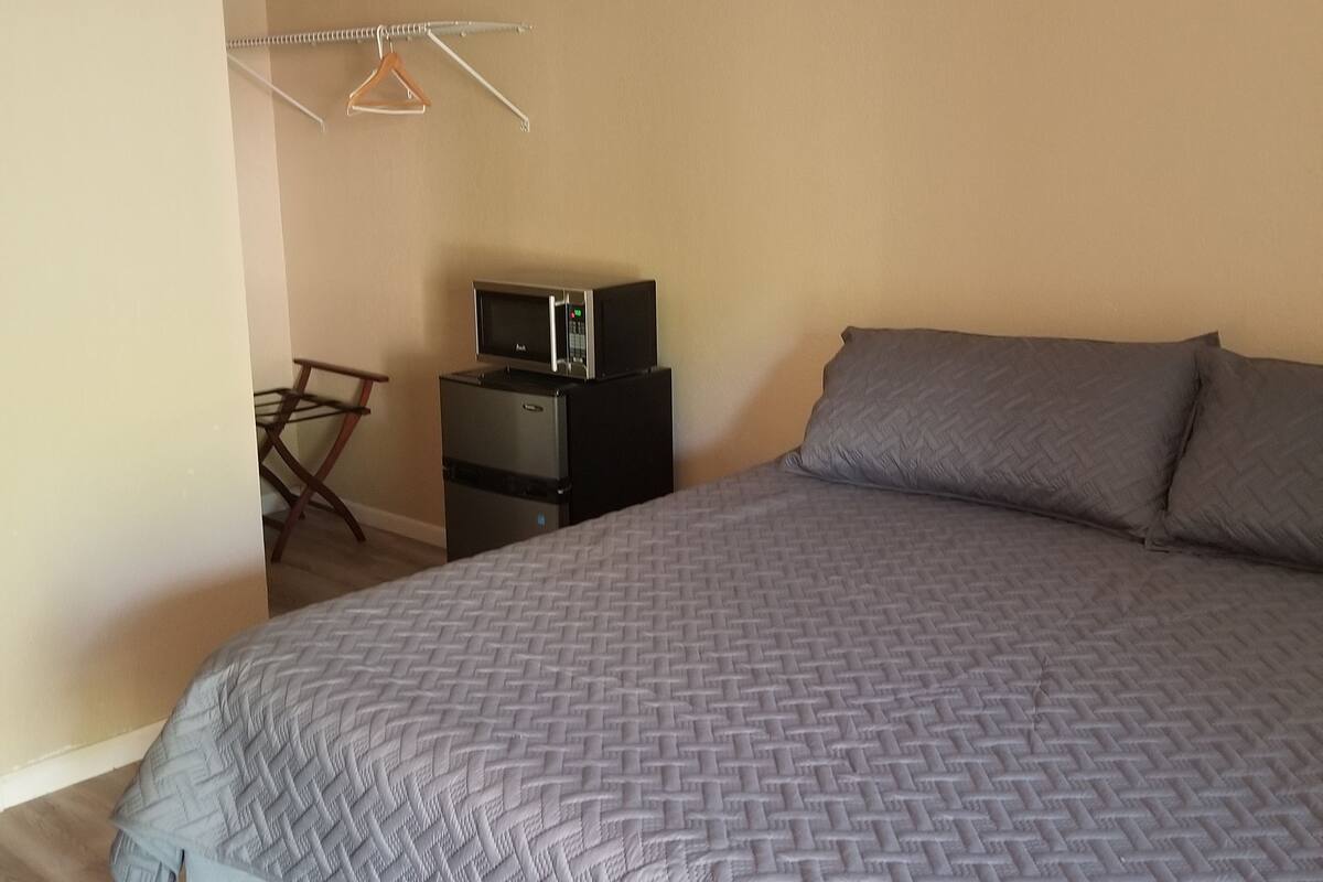 Standard Room, 1 King Bed, Non Smoking (One King Bed Suite) | WiFi (free)