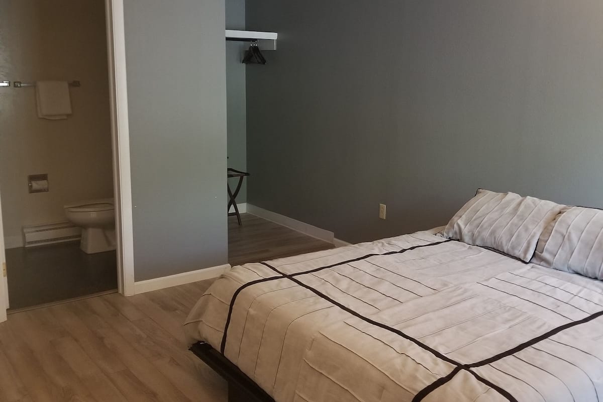 Standard Room, 1 King Bed, Non Smoking (One King Bed) | WiFi (free)