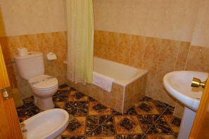 Double or Twin Room | Bathroom | Bathtub, free toiletries, hair dryer