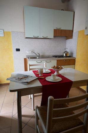Fridge, microwave, electric kettle, cookware/dishes/utensils - Villa Terri (Verona)