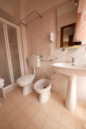 A bathroom with a toilet, bidet, and pedestal sink. - Villa Terri (Verona)