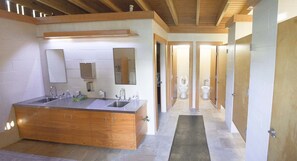 Tienda Deluxe, 1 cama de matrimonio | Baño | Artículos de higiene personal gratuitos