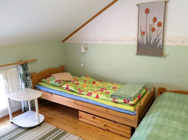 Basic-Zweibettzimmer, 2 Einzelbetten, Hügelblick | Schreibtisch