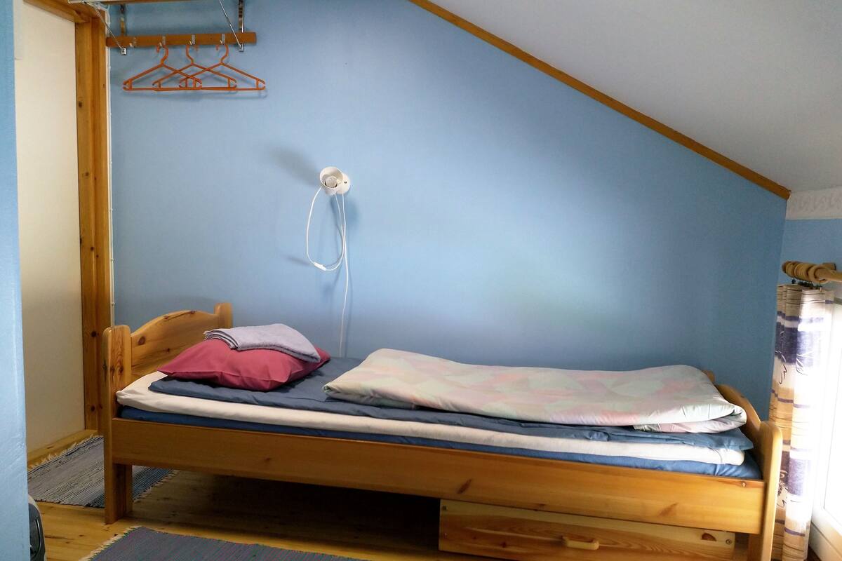 Enkeltrom – basic, 1 enkeltseng, bakgårdsutsikt | Skrivebord