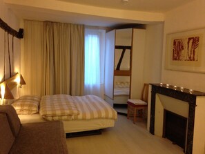 Chambre Double, vue jardin | Fer et planche à repasser, Wi-Fi gratuit, draps fournis