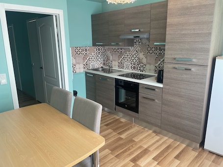 Apartamento conforto, vƔrias camas | Cozinha privada | Cafeteira/chaleira, chaleira elƩtrica