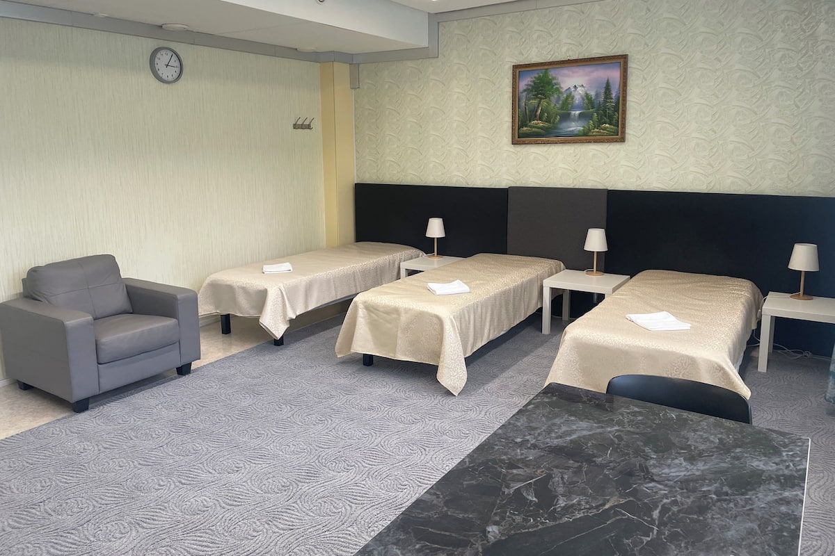 Basic-Dreibettzimmer | Schallisolierte Zimmer, Bügeleisen/Bügelbrett, kostenloses WLAN