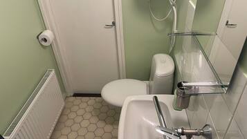 Monolocale comfort, 2 letti singoli | Bagno | Doccia, asciugamani