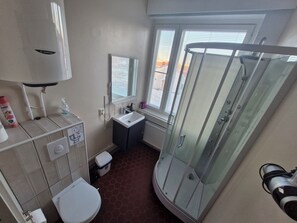 Comfort kamer | Badkamer | Een douche, handdoeken