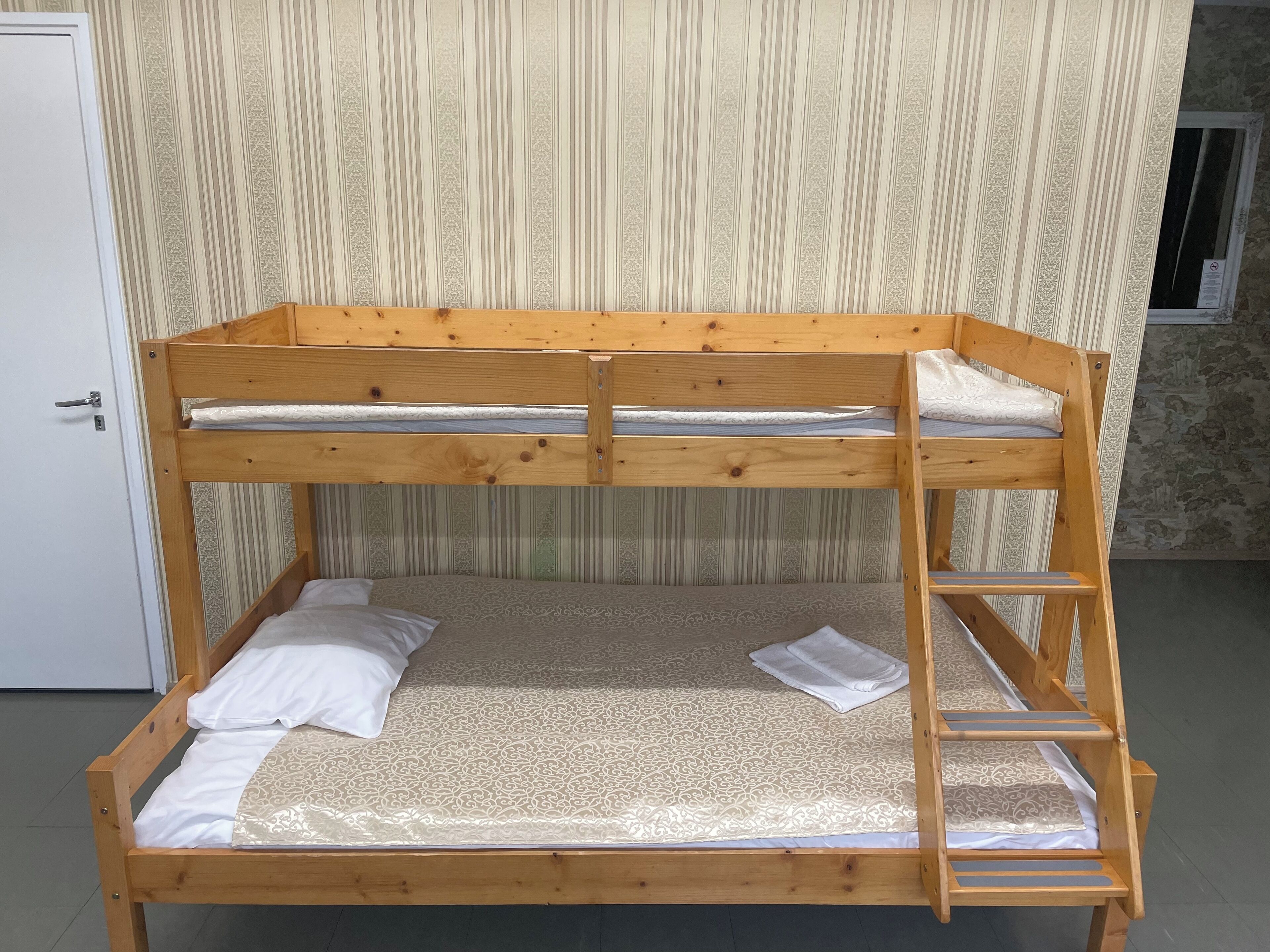 Kolmen hengen comfort-huone | Äänieristys, silitysrauta/-lauta, ilmainen Wi-Fi, vuodevaatteet