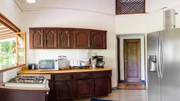 Standard-Villa, Mehrere Schlafzimmer, eigener Pool, Bergseite | Eigene Küche | Wasserkocher mit Kaffee-/Teezubehör, Kühlschrank, Mikrowelle, Toaster