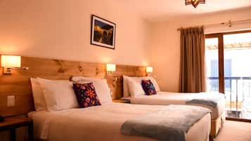 Deluxe dubbelrum - 1 sovrum - balkong - utsikt mot staden | 1 sovrum, egyptiska bomullslakan och vÀrdeförvaringsskÄp pÄ rummet