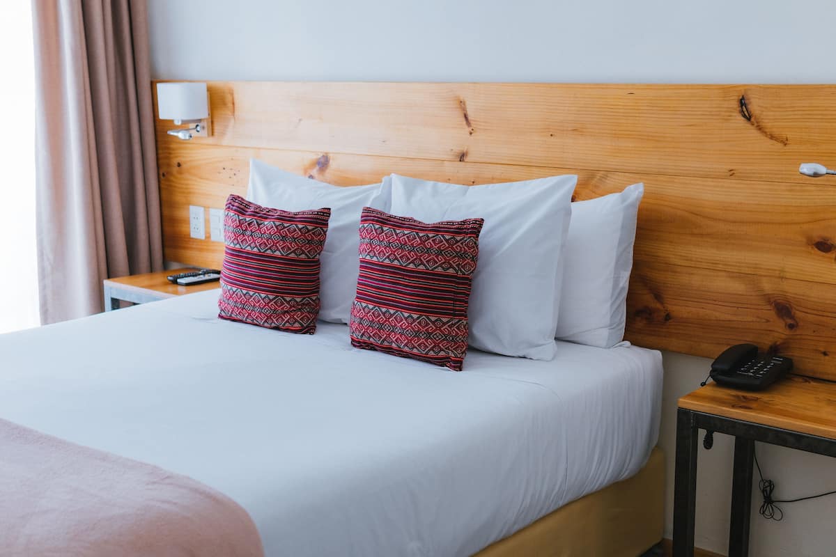 deluxe room, 1 queen bed | 1 bedroom, egyptian cotton sheets, in-room safe, desk