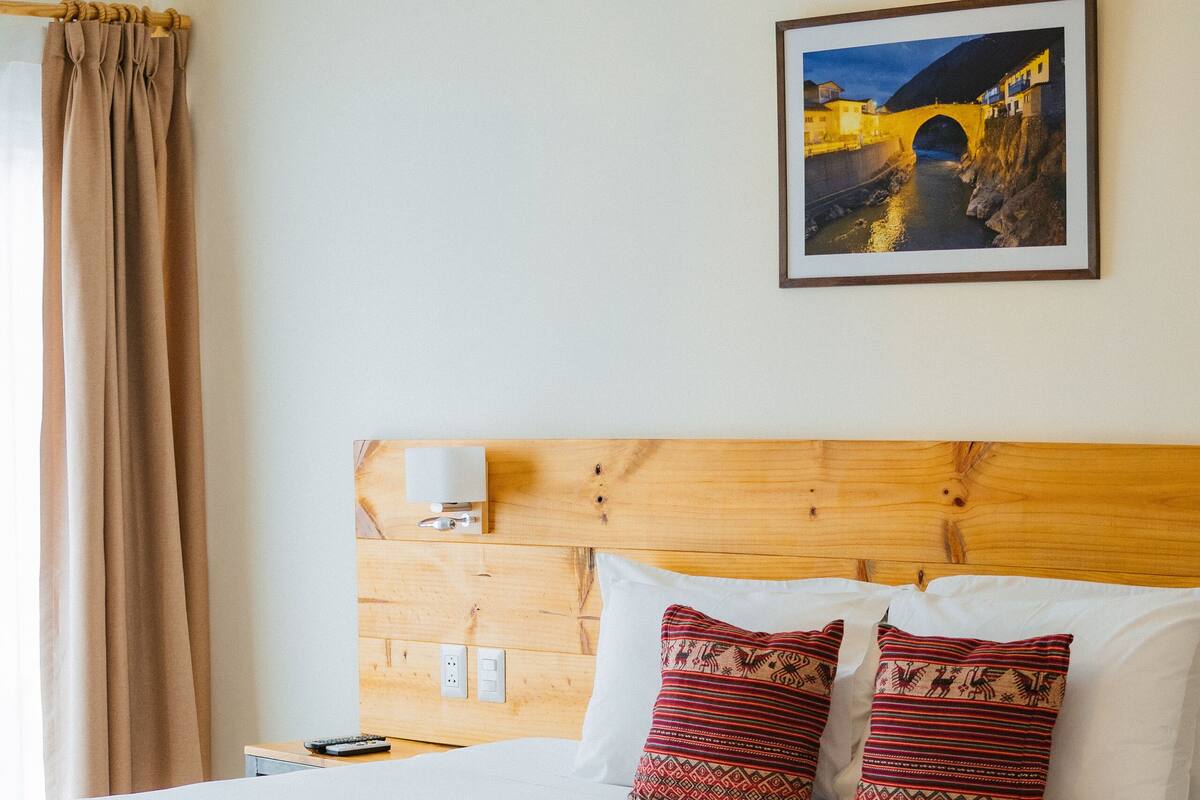Kamar Deluks, 1 Tempat Tidur Queen | 1 kamar tidur, seprai katun Mesir, brankas, dan meja kerja