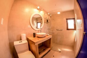Quarto luxo, 1 cama Queen | Banheiro | Chuveiro, produtos de toalete grátis, secador de cabelo 