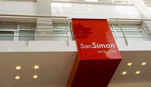 Ein rotes Schild mit der Aufschrift 'SanSimón HOTEL & SPA', das ein Hotel und Spa anzeigt.