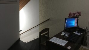 A room with a desk, computer, chair, and a staircase. - Anexo Aldeia Buzios – Cama & Café (Búzios)