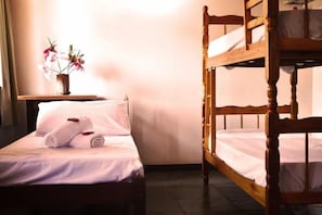 Apartamento superior | Minibar, tabla de planchar con plancha, wifi gratis y ropa de cama