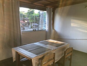 Habitación triple estándar | Minibar, tabla de planchar con plancha, wifi gratis y ropa de cama