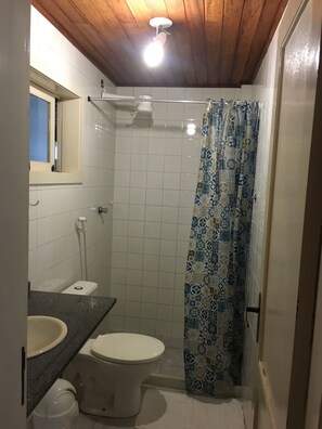 Standard Quadruple Room | Bathroom | Shower, hair dryer, towels - Anexo Aldeia Buzios – Cama & Café (Búzios)