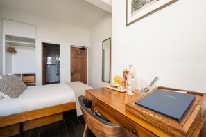 Minibar, Zimmersafe, Schreibtisch, kostenloses WLAN