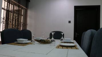 City Apartment, 3 Bedrooms, Smoking, Sea View | In-room dining